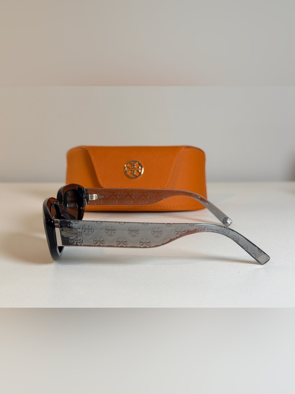 Tory Burch-New  black rectangle, sunglasses logo, temples, black frame gray logo